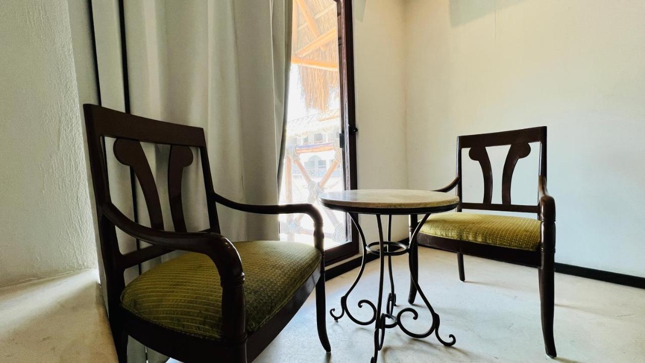 Hotel Mayari Holbox 外观 照片 A table and two chairs