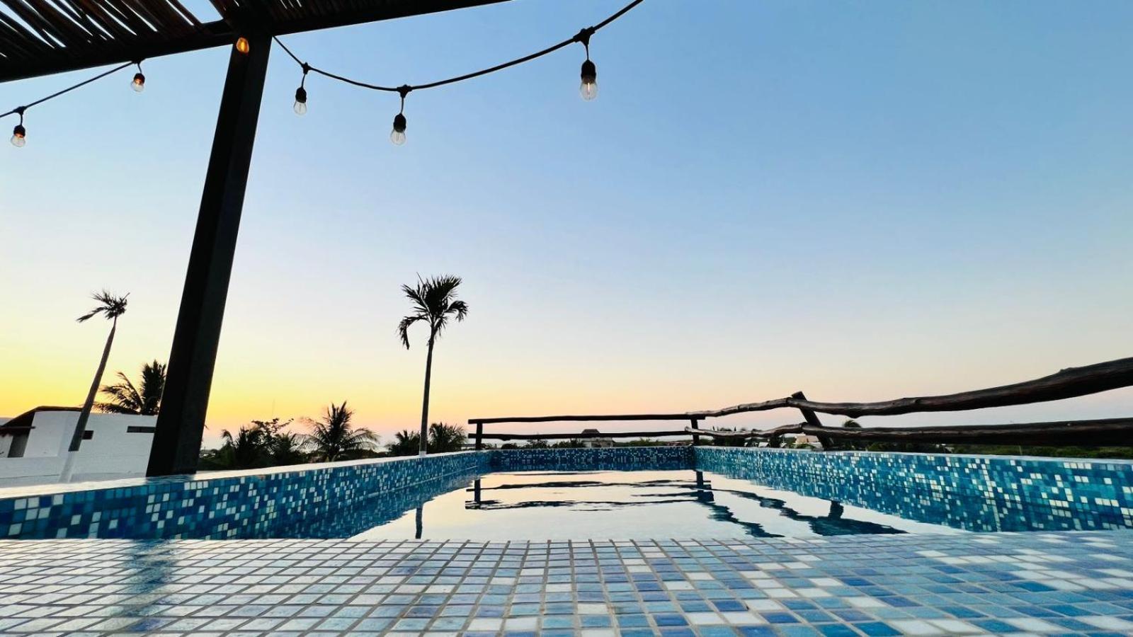 Hotel Mayari Holbox 外观 照片 Rooftop pool at the hotel